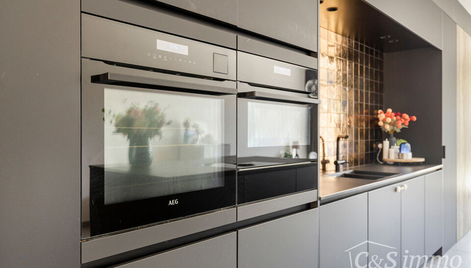 Deze stijlvolle halfopen bebouwing combineert een hoogwaardige afwerking, moderne technieken en een uitstekende energieprestatie. Gelegen in een rustige, kindvriendelijke woonwijk, bevindt de woning zich op wandelafstand van het centrum van Gooreind, scho