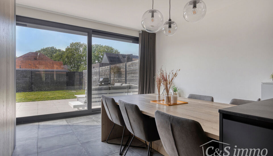 Deze stijlvolle halfopen bebouwing combineert een hoogwaardige afwerking, moderne technieken en een uitstekende energieprestatie. Gelegen in een rustige, kindvriendelijke woonwijk, bevindt de woning zich op wandelafstand van het centrum van Gooreind, scho