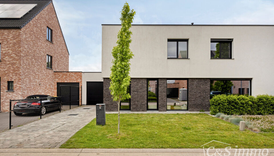 Deze stijlvolle halfopen bebouwing combineert een hoogwaardige afwerking, moderne technieken en een uitstekende energieprestatie. Gelegen in een rustige, kindvriendelijke woonwijk, bevindt de woning zich op wandelafstand van het centrum van Gooreind, scho