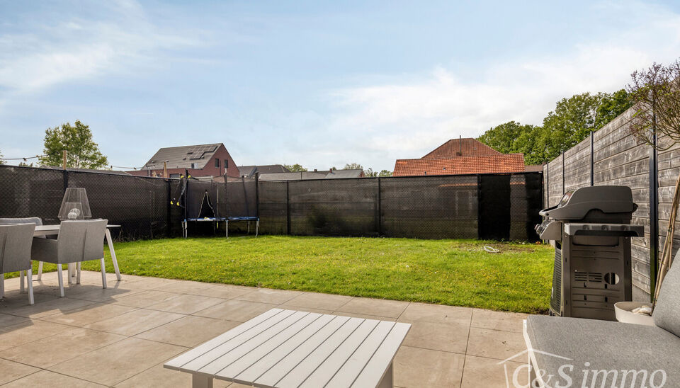 Deze stijlvolle halfopen bebouwing combineert een hoogwaardige afwerking, moderne technieken en een uitstekende energieprestatie. Gelegen in een rustige, kindvriendelijke woonwijk, bevindt de woning zich op wandelafstand van het centrum van Gooreind, scho