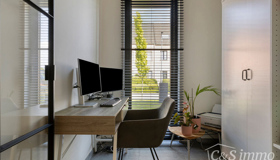 Deze stijlvolle halfopen bebouwing combineert een hoogwaardige afwerking, moderne technieken en een uitstekende energieprestatie. Gelegen in een rustige, kindvriendelijke woonwijk, bevindt de woning zich op wandelafstand van het centrum van Gooreind, scho