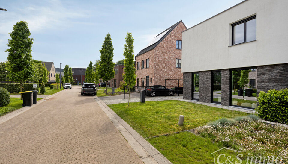 Deze stijlvolle halfopen bebouwing combineert een hoogwaardige afwerking, moderne technieken en een uitstekende energieprestatie. Gelegen in een rustige, kindvriendelijke woonwijk, bevindt de woning zich op wandelafstand van het centrum van Gooreind, scho