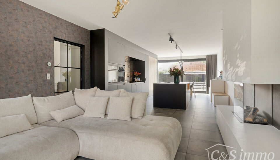 Deze stijlvolle halfopen bebouwing combineert een hoogwaardige afwerking, moderne technieken en een uitstekende energieprestatie. Gelegen in een rustige, kindvriendelijke woonwijk, bevindt de woning zich op wandelafstand van het centrum van Gooreind, scho