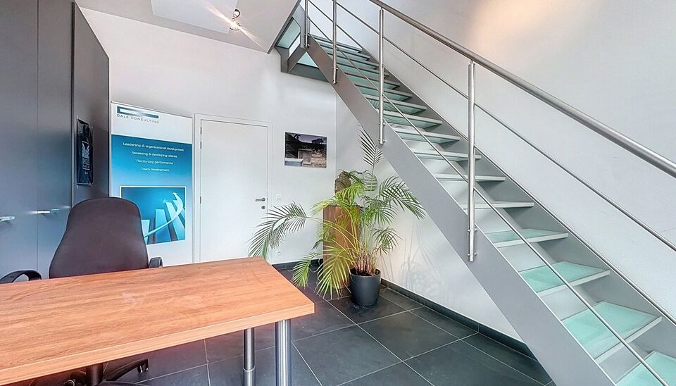 Op het bruisende Eilandje bevindt zich dit charmante en volledig gemeubelde handelspand, ideaal gelegen en onmiddellijk beschikbaar voor uw nieuwe zaak of kantooractiviteit. Het pand doet momenteel dienst als kantoor en biedt een praktische indeling met e