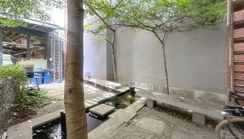 Op het bruisende Eilandje bevindt zich dit charmante en volledig gemeubelde handelspand, ideaal gelegen en onmiddellijk beschikbaar voor uw nieuwe zaak of kantooractiviteit. Het pand doet momenteel dienst als kantoor en biedt een praktische indeling met e