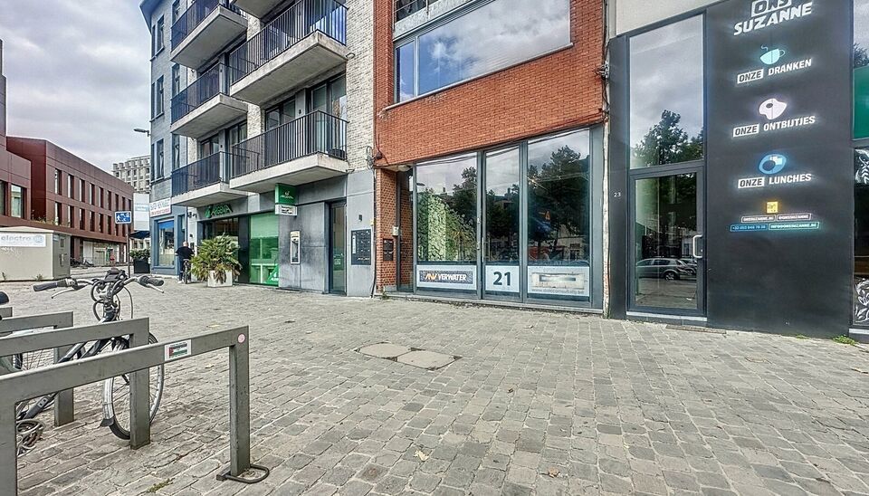 Opstartvoorwaarden qua huurprijs; eerste jaar 1300 euro, tweede jaar 1400 euro, derde jaar 1500 euro
Op het bruisende Eilandje bevindt zich dit charmante en volledig gemeubelde handelspand, ideaal gelegen en onmiddellijk beschikbaar voor uw nieuwe zaak of