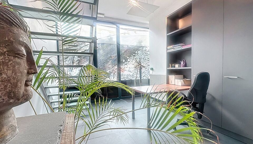 Opstartvoorwaarden qua huurprijs; eerste jaar 1300 euro, tweede jaar 1400 euro, derde jaar 1500 euro
Op het bruisende Eilandje bevindt zich dit charmante en volledig gemeubelde handelspand, ideaal gelegen en onmiddellijk beschikbaar voor uw nieuwe zaak of