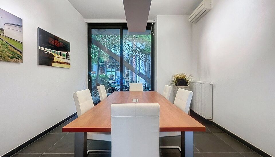 Opstartvoorwaarden qua huurprijs; eerste jaar 1300 euro, tweede jaar 1400 euro, derde jaar 1500 euro
Op het bruisende Eilandje bevindt zich dit charmante en volledig gemeubelde handelspand, ideaal gelegen en onmiddellijk beschikbaar voor uw nieuwe zaak of