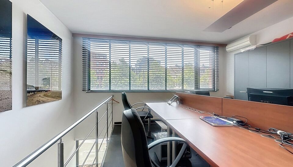 Opstartvoorwaarden qua huurprijs; eerste jaar 1300 euro, tweede jaar 1400 euro, derde jaar 1500 euro
Op het bruisende Eilandje bevindt zich dit charmante en volledig gemeubelde handelspand, ideaal gelegen en onmiddellijk beschikbaar voor uw nieuwe zaak of