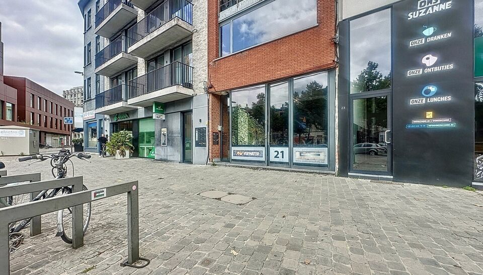 Opstartvoorwaarden qua huurprijs; eerste jaar 1300 euro, tweede jaar 1400 euro, derde jaar 1500 euro
Op het bruisende Eilandje bevindt zich dit charmante en volledig gemeubelde handelspand, ideaal gelegen en onmiddellijk beschikbaar voor uw nieuwe zaak of