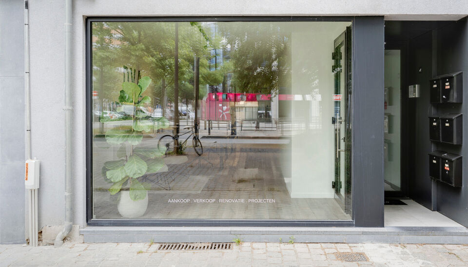 Grijp nu jouw kans om op ’t Eilandje een succesvolle zaak uit te bouwen!
Deze instapklare commerciële ruimte (ca. 75m²) op het bruisende Eilandje vormt de perfecte basis om jouw professionele ambities waar te maken.
Maximale zichtbaarheid, maximale im