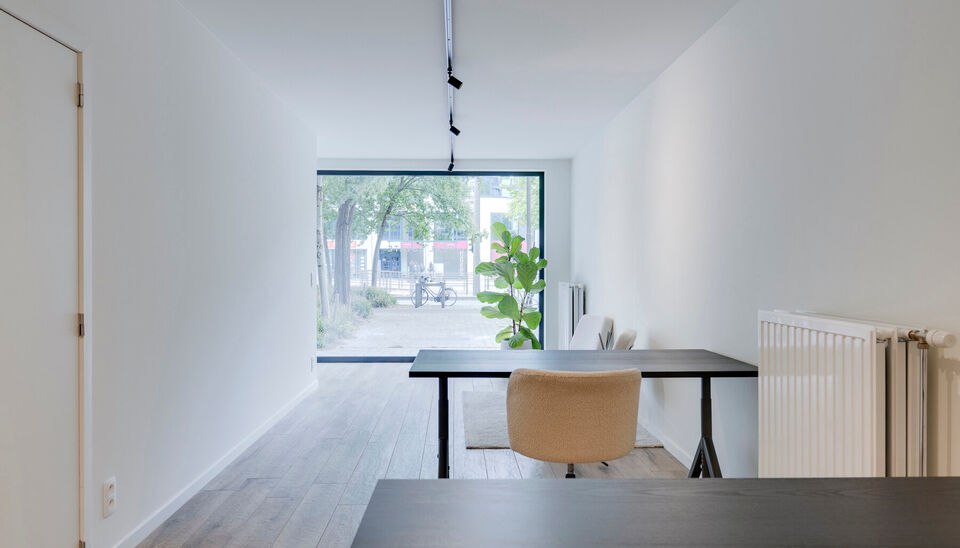 Grijp nu jouw kans om op ’t Eilandje een succesvolle zaak uit te bouwen!
Deze instapklare commerciële ruimte (ca. 75m²) op het bruisende Eilandje vormt de perfecte basis om jouw professionele ambities waar te maken.
Maximale zichtbaarheid, maximale im