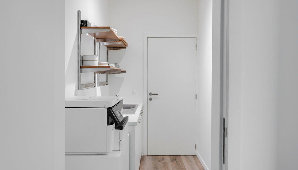 Grijp nu jouw kans om op ’t Eilandje een succesvolle zaak uit te bouwen!
Deze instapklare commerciële ruimte (ca. 75m²) op het bruisende Eilandje vormt de perfecte basis om jouw professionele ambities waar te maken.
Maximale zichtbaarheid, maximale im