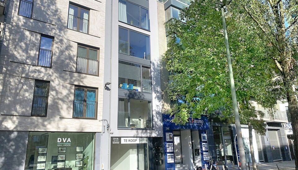 Grijp nu jouw kans om op ’t Eilandje een succesvolle zaak uit te bouwen!
Deze instapklare commerciële ruimte (ca. 75m²) op het bruisende Eilandje vormt de perfecte basis om jouw professionele ambities waar te maken.
Maximale zichtbaarheid, maximale im