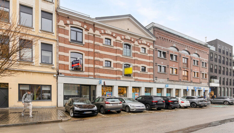 In een monumentaal gebouw is dit luxueus kantoor/praktijkruimte (ca.375m²) gelegen op de 1e verdieping. De afwerking is tot in details afgewerkt met het nodige comfort. Een combinatie van gepolieerde betonvloer, glas en authentieke houten balkenstructure