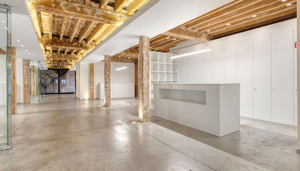 In een monumentaal gebouw is dit luxueus kantoor/praktijkruimte (ca.375m²) gelegen op de 1e verdieping. De afwerking is tot in details afgewerkt met het nodige comfort. Een combinatie van gepolieerde betonvloer, glas en authentieke houten balkenstructure