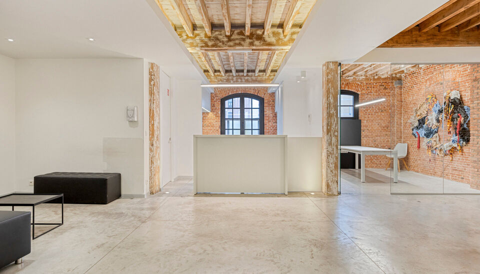 In een monumentaal gebouw is dit luxueus kantoor/praktijkruimte (ca.375m²) gelegen op de 1e verdieping. De afwerking is tot in details afgewerkt met het nodige comfort. Een combinatie van gepolieerde betonvloer, glas en authentieke houten balkenstructure