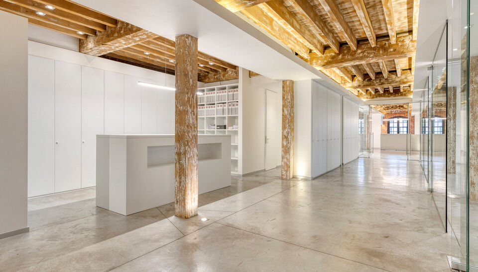 In een monumentaal gebouw is dit luxueus kantoor/praktijkruimte (ca.375m²) gelegen op de 1e verdieping. De afwerking is tot in details afgewerkt met het nodige comfort. Een combinatie van gepolieerde betonvloer, glas en authentieke houten balkenstructure