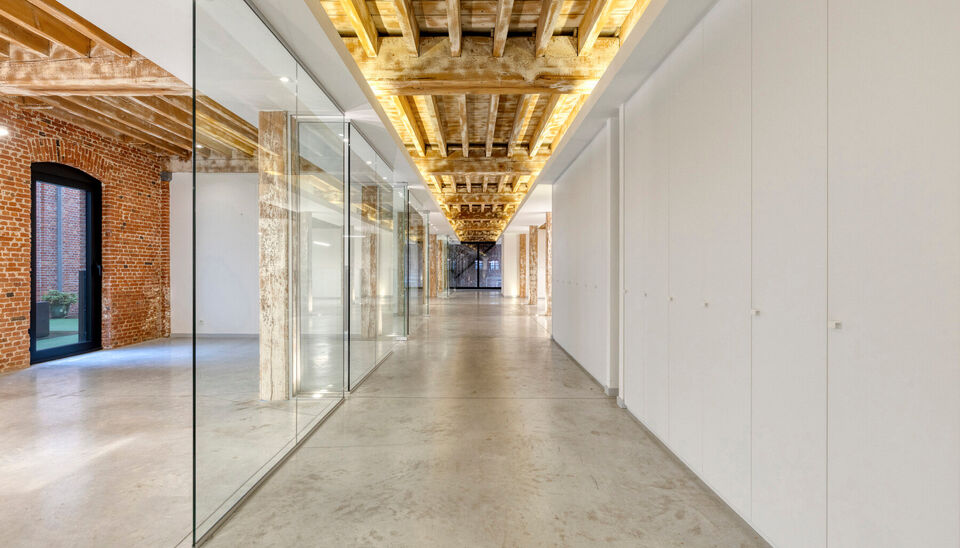 In een monumentaal gebouw is dit luxueus kantoor/praktijkruimte (ca.375m²) gelegen op de 1e verdieping. De afwerking is tot in details afgewerkt met het nodige comfort. Een combinatie van gepolieerde betonvloer, glas en authentieke houten balkenstructure