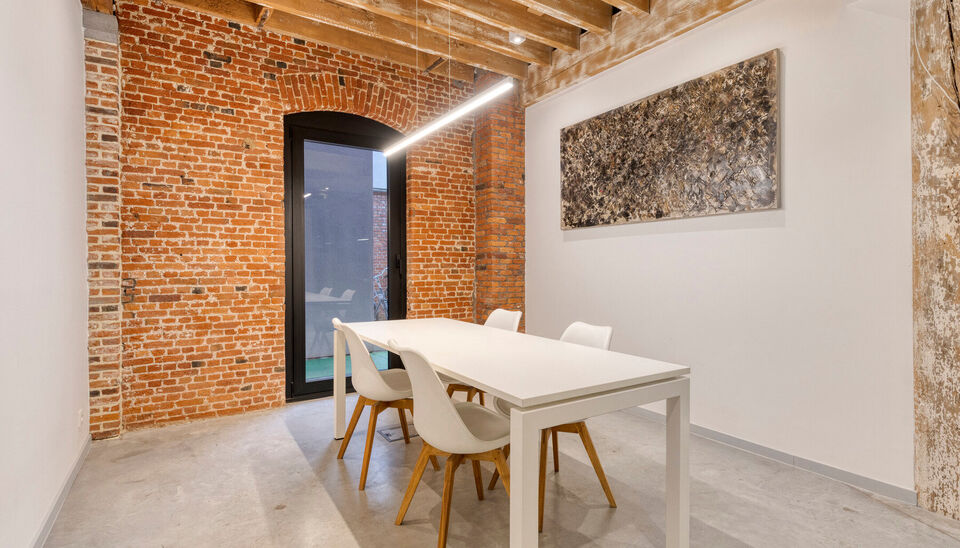 In een monumentaal gebouw is dit luxueus kantoor/praktijkruimte (ca.375m²) gelegen op de 1e verdieping. De afwerking is tot in details afgewerkt met het nodige comfort. Een combinatie van gepolieerde betonvloer, glas en authentieke houten balkenstructure