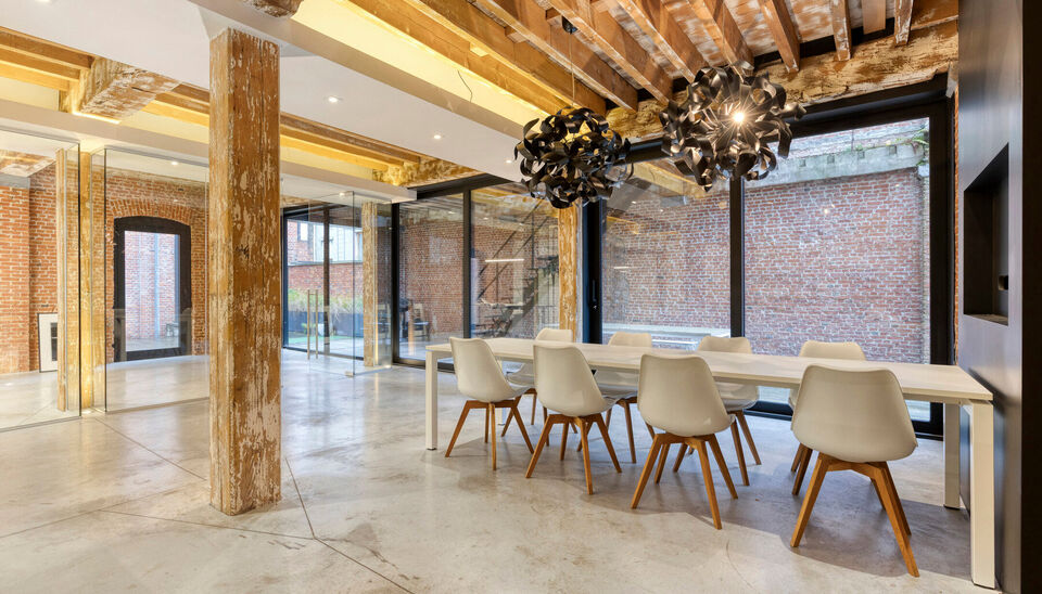 In een monumentaal gebouw is dit luxueus kantoor/praktijkruimte (ca.375m²) gelegen op de 1e verdieping. De afwerking is tot in details afgewerkt met het nodige comfort. Een combinatie van gepolieerde betonvloer, glas en authentieke houten balkenstructure