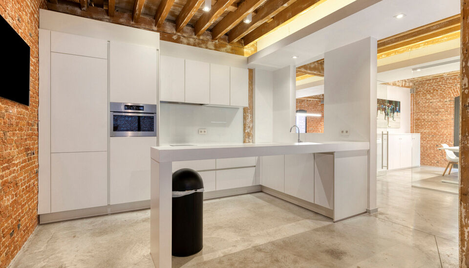 In een monumentaal gebouw is dit luxueus kantoor/praktijkruimte (ca.375m²) gelegen op de 1e verdieping. De afwerking is tot in details afgewerkt met het nodige comfort. Een combinatie van gepolieerde betonvloer, glas en authentieke houten balkenstructure