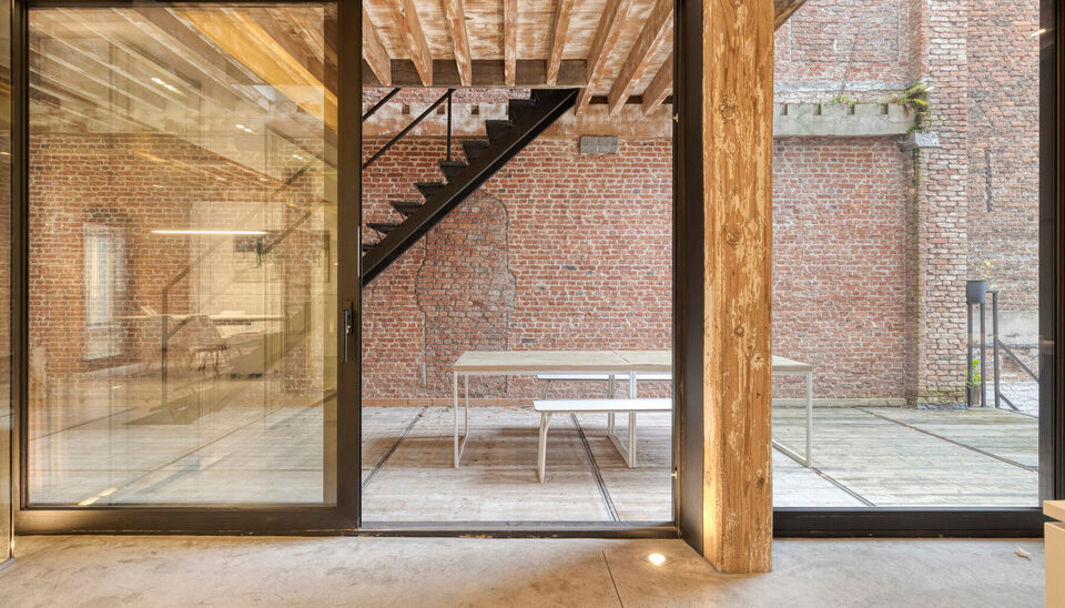 In een monumentaal gebouw is dit luxueus kantoor/praktijkruimte (ca.375m²) gelegen op de 1e verdieping. De afwerking is tot in details afgewerkt met het nodige comfort. Een combinatie van gepolieerde betonvloer, glas en authentieke houten balkenstructure