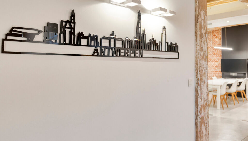 In een monumentaal gebouw is dit luxueus kantoor/praktijkruimte (ca.375m²) gelegen op de 1e verdieping. De afwerking is tot in details afgewerkt met het nodige comfort. Een combinatie van gepolieerde betonvloer, glas en authentieke houten balkenstructure