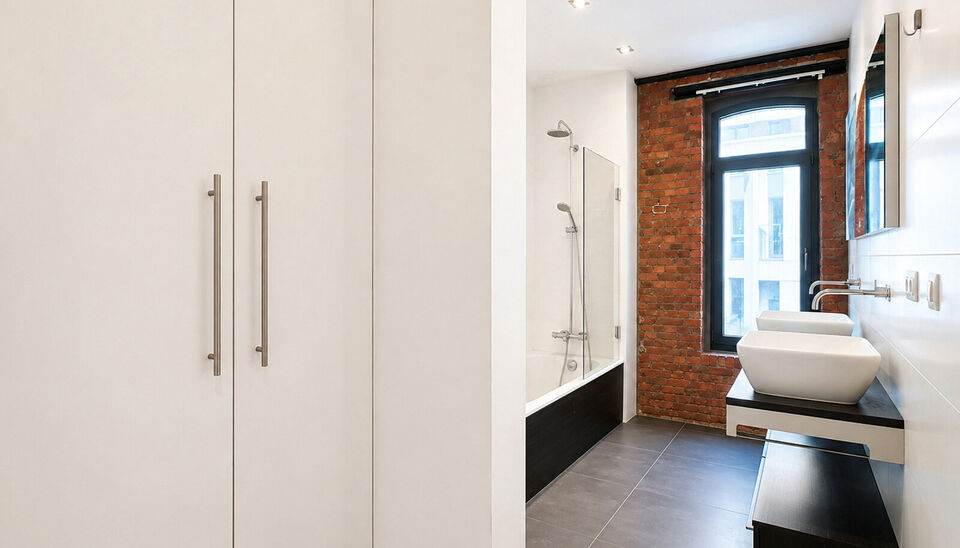 Ontdek dit loftappartement van 148 m&sup2; op een toplocatie in het bruisende Eilandje. Authentieke elementen zoals bakstenen muren, zichtbare houten balken en hoge plafonds worden hier perfect gecombineerd met een moderne afwerking. De lichtrijke leefruimte 