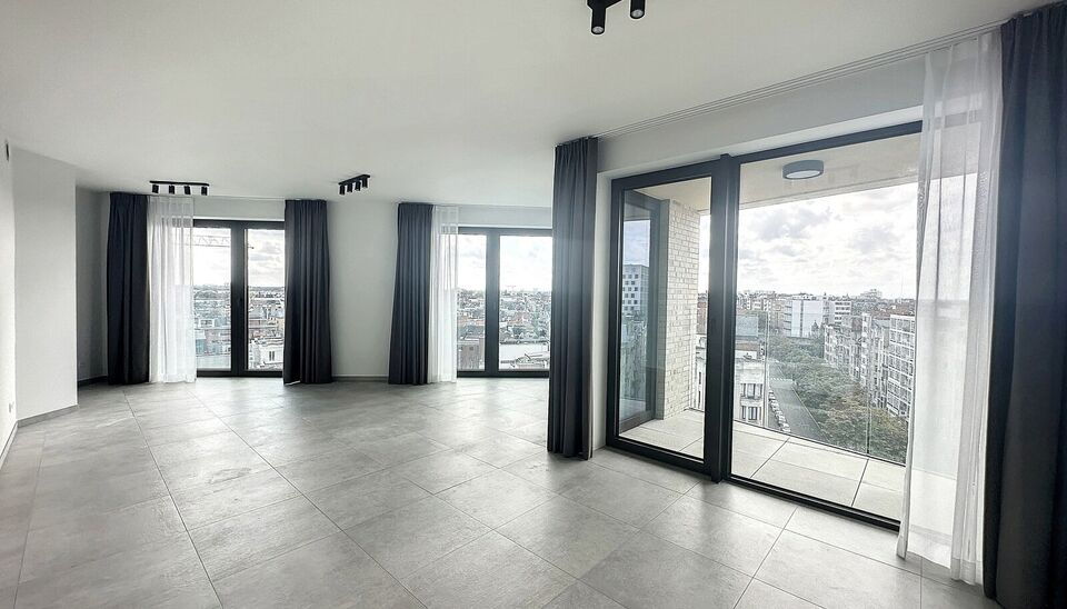 Luxueuze penthouse, met genereuze oppervlakte. Heerlijk thuiskomen en wegdromen bij het fenomenale uitzicht. Nieuwbouw duplex op toplocatie tussen " Centraal station en trendy Zurenborg". Deze duplex is gelegen op de 8e en 9e verdieping met op elke verdie