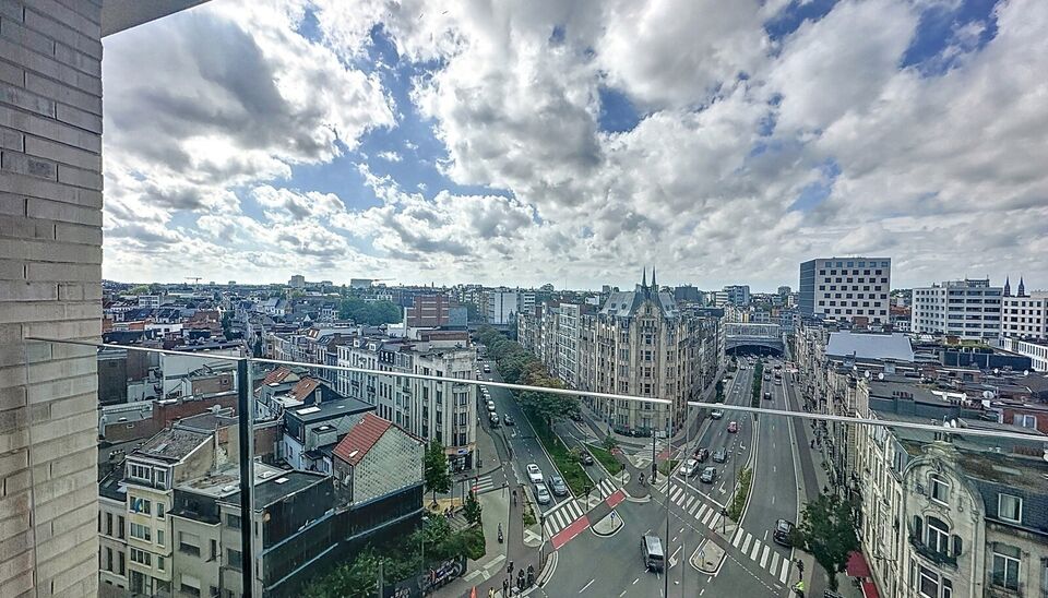 Luxueuze penthouse, met genereuze oppervlakte. Heerlijk thuiskomen en wegdromen bij het fenomenale uitzicht. Nieuwbouw duplex op toplocatie tussen " Centraal station en trendy Zurenborg". Deze duplex is gelegen op de 8e en 9e verdieping met op elke verdie