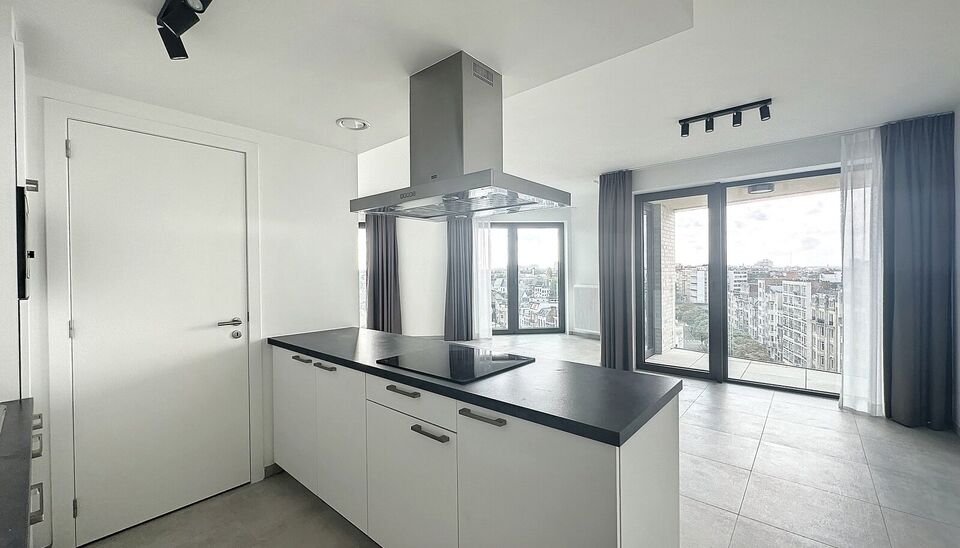 Luxueuze penthouse, met genereuze oppervlakte. Heerlijk thuiskomen en wegdromen bij het fenomenale uitzicht. Nieuwbouw duplex op toplocatie tussen " Centraal station en trendy Zurenborg". Deze duplex is gelegen op de 8e en 9e verdieping met op elke verdie