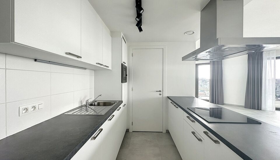 Luxueuze penthouse, met genereuze oppervlakte. Heerlijk thuiskomen en wegdromen bij het fenomenale uitzicht. Nieuwbouw duplex op toplocatie tussen " Centraal station en trendy Zurenborg". Deze duplex is gelegen op de 8e en 9e verdieping met op elke verdie