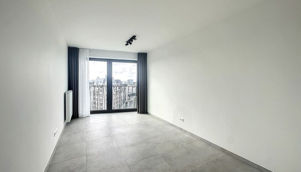 Luxueuze penthouse, met genereuze oppervlakte. Heerlijk thuiskomen en wegdromen bij het fenomenale uitzicht. Nieuwbouw duplex op toplocatie tussen " Centraal station en trendy Zurenborg". Deze duplex is gelegen op de 8e en 9e verdieping met op elke verdie