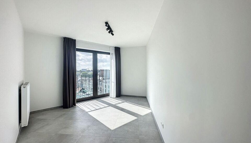 Luxueuze penthouse, met genereuze oppervlakte. Heerlijk thuiskomen en wegdromen bij het fenomenale uitzicht. Nieuwbouw duplex op toplocatie tussen " Centraal station en trendy Zurenborg". Deze duplex is gelegen op de 8e en 9e verdieping met op elke verdie