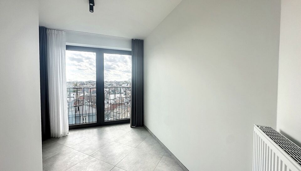 Luxueuze penthouse, met genereuze oppervlakte. Heerlijk thuiskomen en wegdromen bij het fenomenale uitzicht. Nieuwbouw duplex op toplocatie tussen " Centraal station en trendy Zurenborg". Deze duplex is gelegen op de 8e en 9e verdieping met op elke verdie