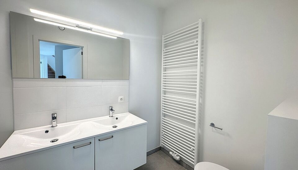 Luxueuze penthouse, met genereuze oppervlakte. Heerlijk thuiskomen en wegdromen bij het fenomenale uitzicht. Nieuwbouw duplex op toplocatie tussen " Centraal station en trendy Zurenborg". Deze duplex is gelegen op de 8e en 9e verdieping met op elke verdie