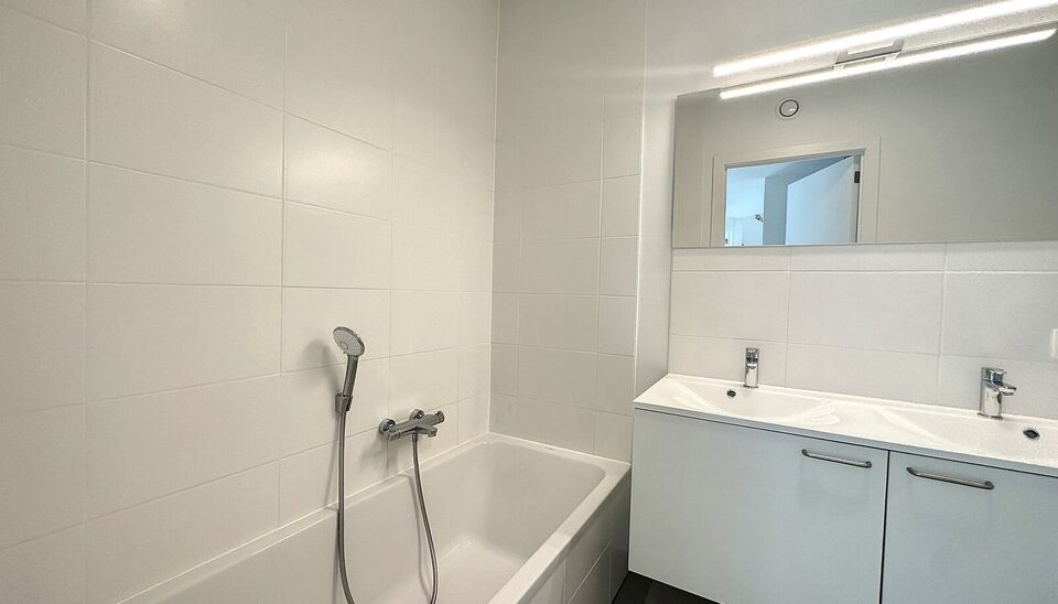Luxueuze penthouse, met genereuze oppervlakte. Heerlijk thuiskomen en wegdromen bij het fenomenale uitzicht. Nieuwbouw duplex op toplocatie tussen " Centraal station en trendy Zurenborg". Deze duplex is gelegen op de 8e en 9e verdieping met op elke verdie