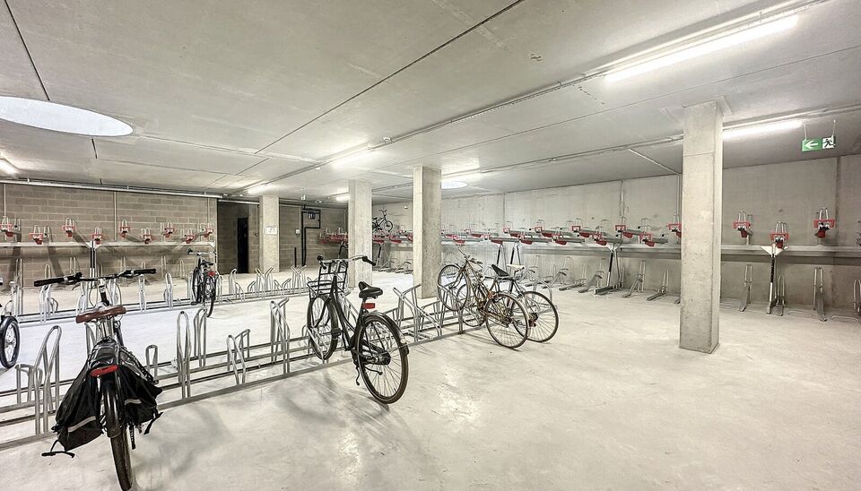 Luxueuze penthouse, met genereuze oppervlakte. Heerlijk thuiskomen en wegdromen bij het fenomenale uitzicht. Nieuwbouw duplex op toplocatie tussen " Centraal station en trendy Zurenborg". Deze duplex is gelegen op de 8e en 9e verdieping met op elke verdie