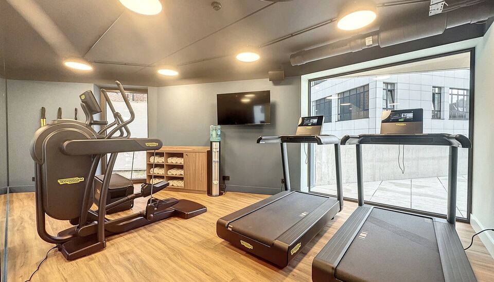 Luxueuze penthouse, met genereuze oppervlakte. Heerlijk thuiskomen en wegdromen bij het fenomenale uitzicht. Nieuwbouw duplex op toplocatie tussen " Centraal station en trendy Zurenborg". Deze duplex is gelegen op de 8e en 9e verdieping met op elke verdie