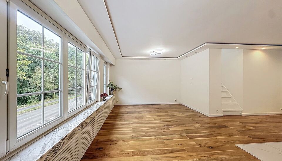 Dit volledig gemeubileerde duplex penthouse combineert comfort met functionaliteit en biedt alles wat u nodig heeft voor een aangename woonervaring. Met een ruim zuid-gericht dakterras, eigen tuin, autostaanplaats, box, zolder en vier slaapkamers. De ruim