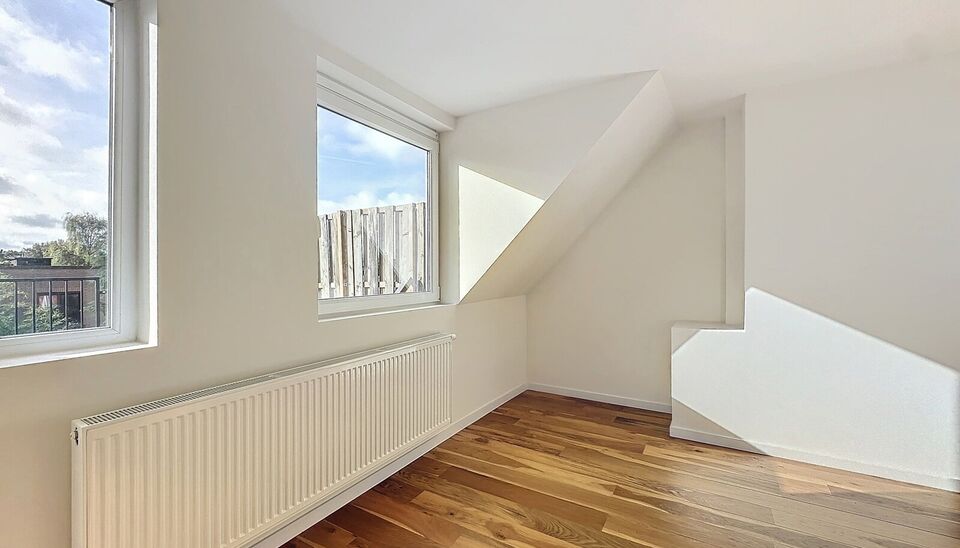 Dit volledig gemeubileerde duplex penthouse combineert comfort met functionaliteit en biedt alles wat u nodig heeft voor een aangename woonervaring. Met een ruim zuid-gericht dakterras, eigen tuin, autostaanplaats, box, zolder en vier slaapkamers. De ruim