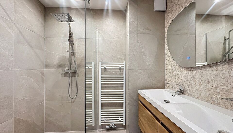 Dit volledig gemeubileerde duplex penthouse combineert comfort met functionaliteit en biedt alles wat u nodig heeft voor een aangename woonervaring. Met een ruim zuid-gericht dakterras, eigen tuin, autostaanplaats, box, zolder en vier slaapkamers. De ruim