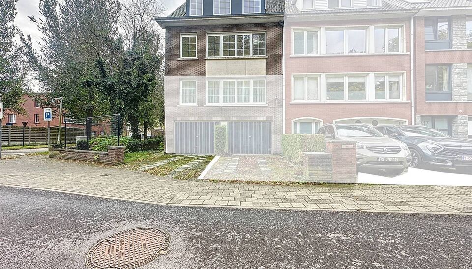 Dit volledig gemeubileerde duplex penthouse combineert comfort met functionaliteit en biedt alles wat u nodig heeft voor een aangename woonervaring. Met een ruim zuid-gericht dakterras, eigen tuin, autostaanplaats, box, zolder en vier slaapkamers. De ruim