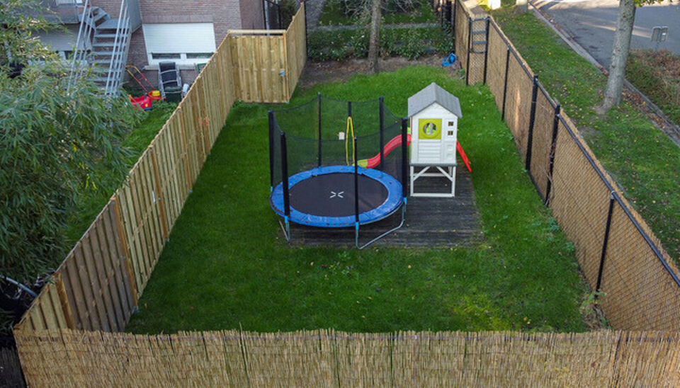 Dit volledig gemeubileerde duplex penthouse combineert comfort met functionaliteit en biedt alles wat u nodig heeft voor een aangename woonervaring. Met een ruim zuid-gericht dakterras, eigen tuin, autostaanplaats, box, zolder en vier slaapkamers. De ruim