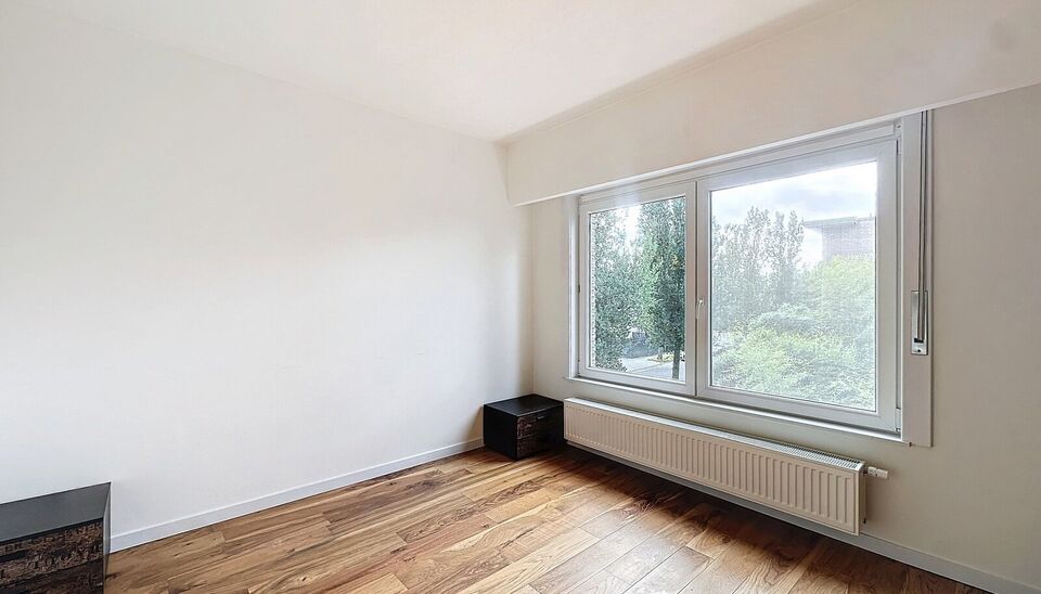 Dit duplex penthouse combineert comfort en functionaliteit en biedt alles voor een aangename woonervaring. Met vier slaapkamers, een priv&eacute; tuin, een ruim zuidgericht dakterras en tal van praktische extra&rsquo;s is dit de ideale woning voor wie ruimte en lic