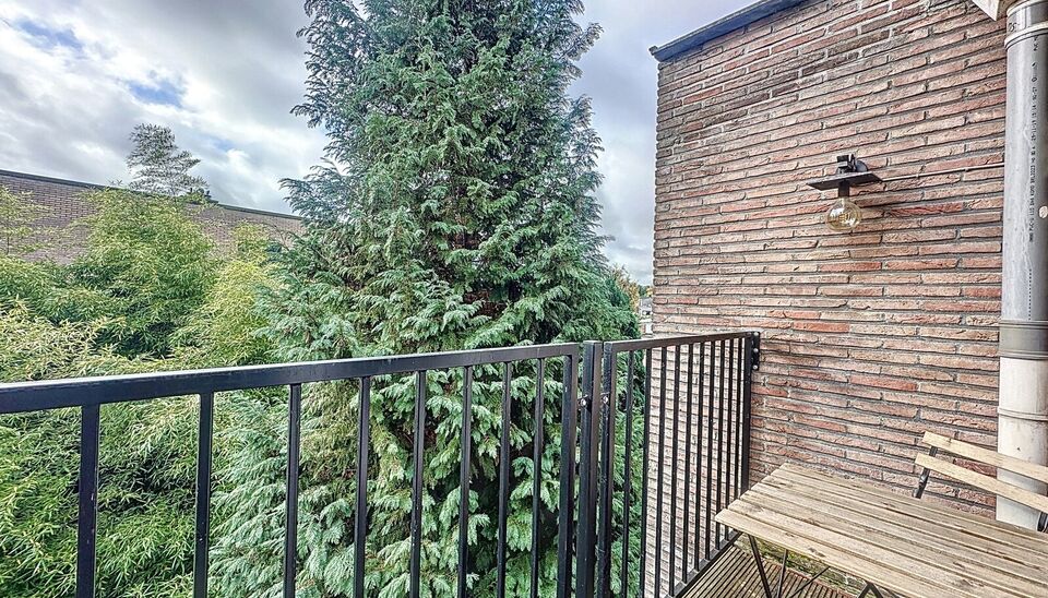Dit duplex penthouse combineert comfort en functionaliteit en biedt alles voor een aangename woonervaring. Met vier slaapkamers, een priv&eacute; tuin, een ruim zuidgericht dakterras en tal van praktische extra&rsquo;s is dit de ideale woning voor wie ruimte en lic