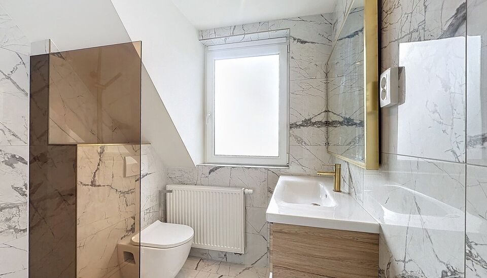 Dit duplex penthouse combineert comfort en functionaliteit en biedt alles voor een aangename woonervaring. Met vier slaapkamers, een priv&eacute; tuin, een ruim zuidgericht dakterras en tal van praktische extra&rsquo;s is dit de ideale woning voor wie ruimte en lic