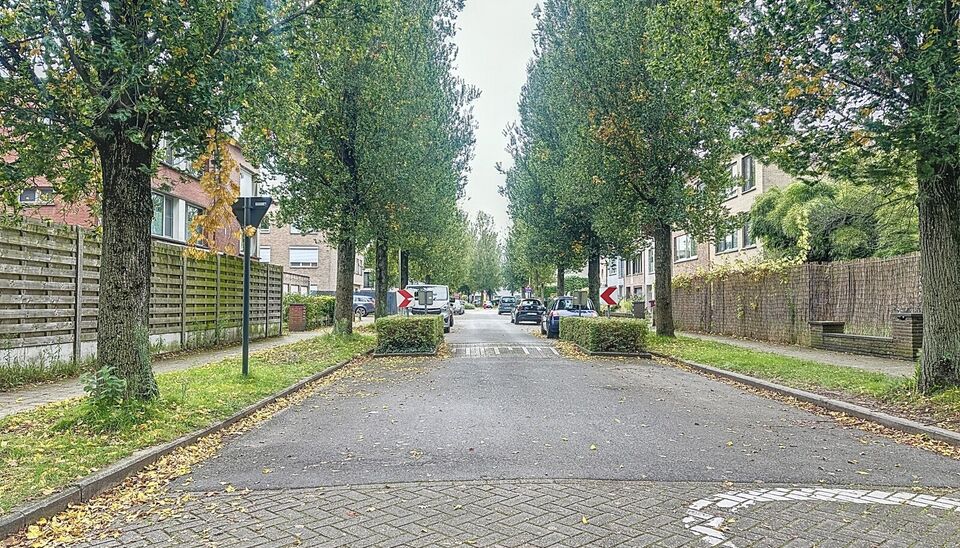 Dit duplex penthouse combineert comfort en functionaliteit en biedt alles voor een aangename woonervaring. Met vier slaapkamers, een priv&eacute; tuin, een ruim zuidgericht dakterras en tal van praktische extra&rsquo;s is dit de ideale woning voor wie ruimte en lic