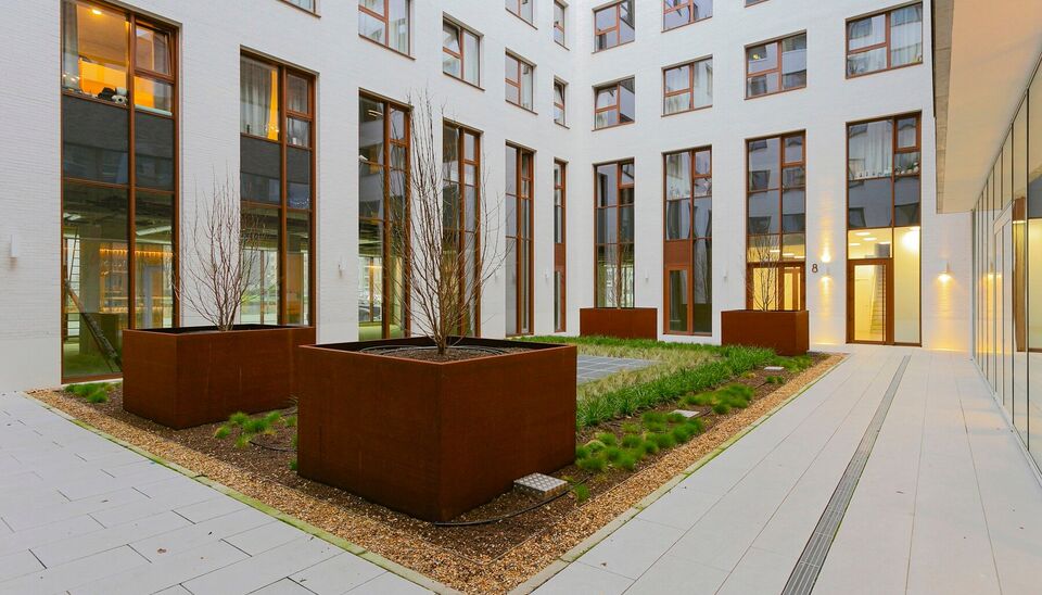 Goed en centraal gelegen, vlak bij de Antwerpse studentenwijk, bevindt zich deze volledig ingerichte studentenkamer in Campus Eilandje met een netto rendement 4.5%. Dit stijlvolle complex combineert een hotel, studentenhuisvesting en appartementen in &eacute;&eacute;